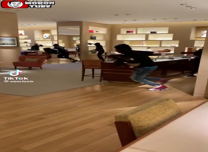 Video :Los Angeles robbery at a Louis Vuitton store